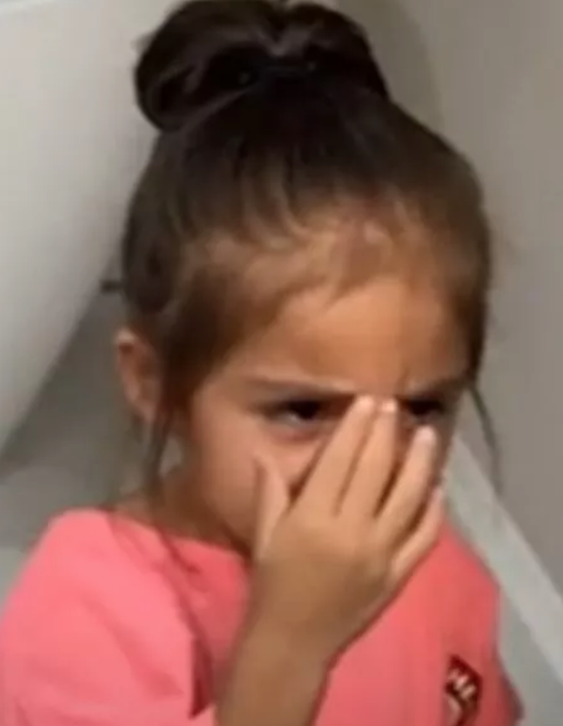Tiktok fenomeni 3 yaşındaki kızına ağda yaptı o anları görenler anneyi linç etti: ‘’Senin gibi anne olmaz olsun!’’ - Resim: 4