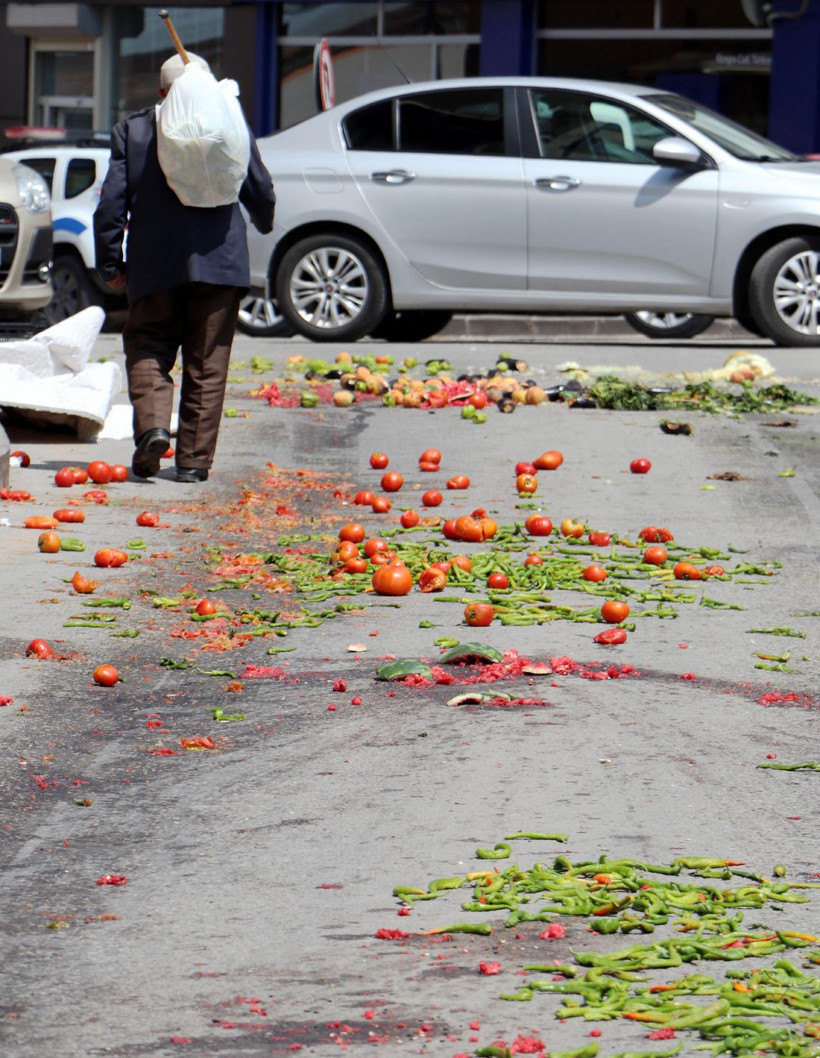 Erzurum'da seyyar satıcılar eylem yaptı çocuklar sebzeleri topladı! - Resim: 1