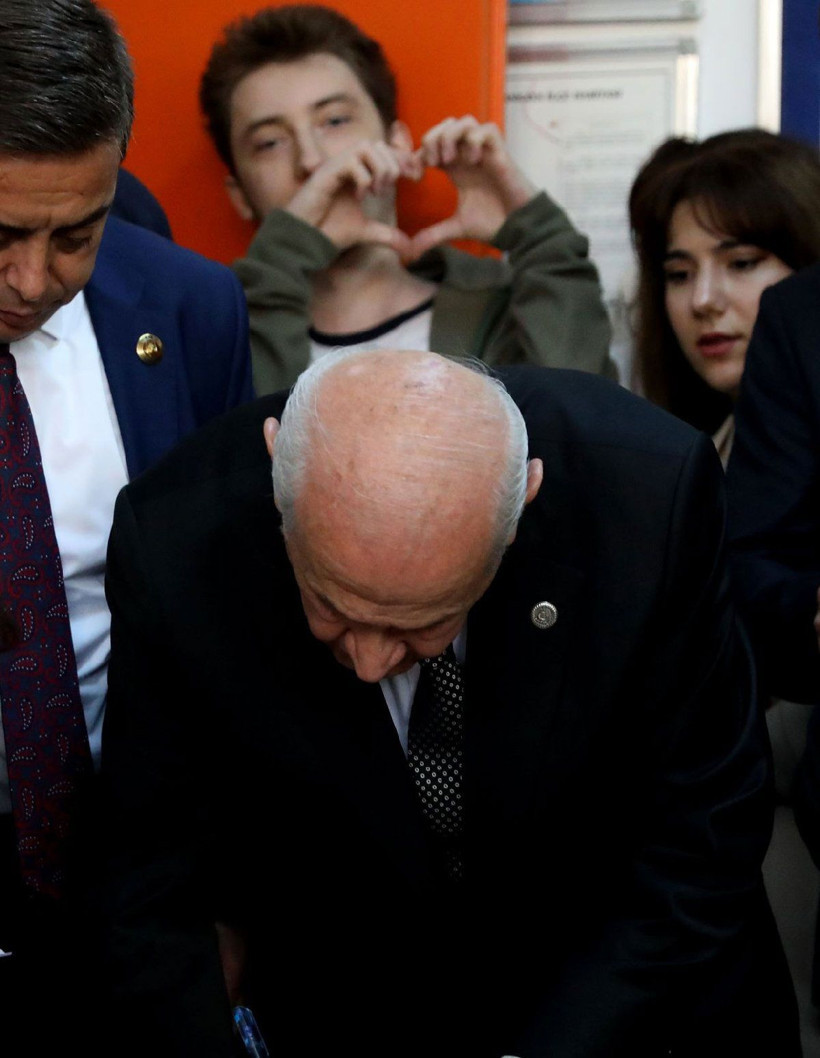 Devlet Bahçeli oy kullanırken arkasında olay hareket! Kemal Kılıçdaroğlu'nun 'kalp işareti'ni yaptı - Resim: 3