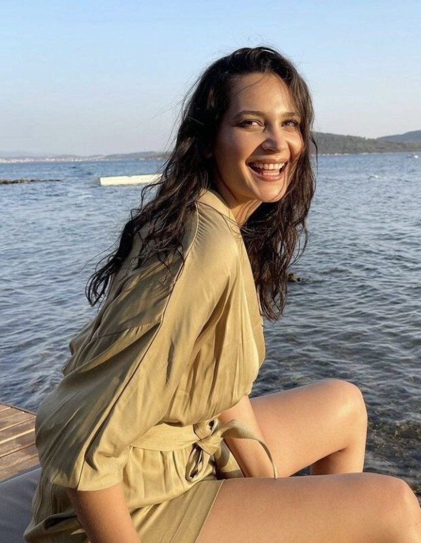 Gönül Dağı'nın güzeller güzeli yıldızı Gülsim Ali'den mini etekli poz kendine hayran bıraktı! - Resim: 1