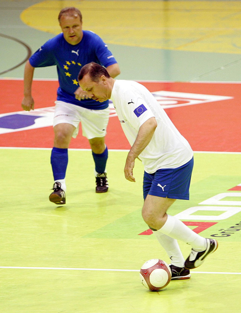 Cumhurbaşkanı Erdoğan'ın 16 yıl önceki görüntüleri paylaşıldı AB'ye 2 gol atmıştı - Resim: 2