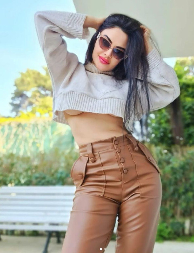 Gelin adayı Naz Mila'dan cüretkar paylaşım göğsüne takılan paraları gösterdi! - Resim: 2