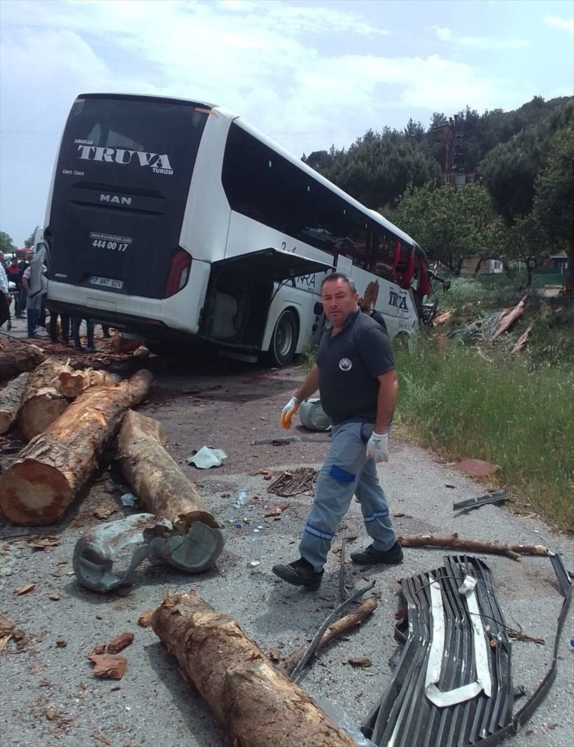 Çanakkale'de yolcu otobüsü, kamyon ve otomobil çarpıştı! Çok sayıda ölü var - Resim: 2