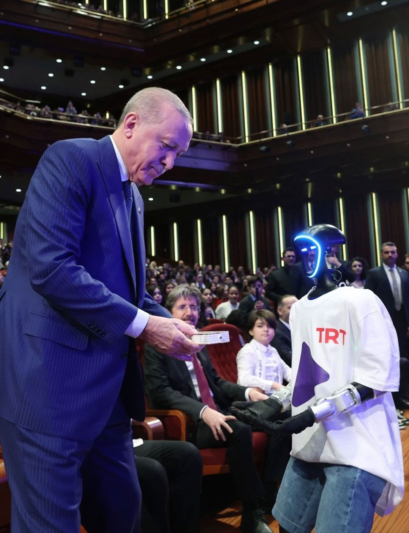 Cumhurbaşkanı Erdoğan'a kanal açılışı kumandasını robot getirdi - Resim: 3