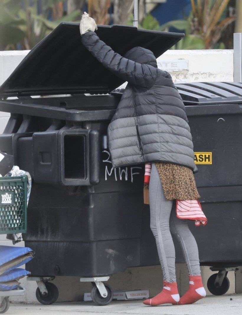 Çöp karıştırırken görüntülendi! Eski modeli gören tanıyamadı - Resim: 1