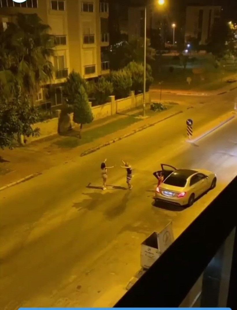 Antalya'da kadınlar lüks araçta müziği sonuna kadar açıp yol ortasında dans etti - Resim: 4