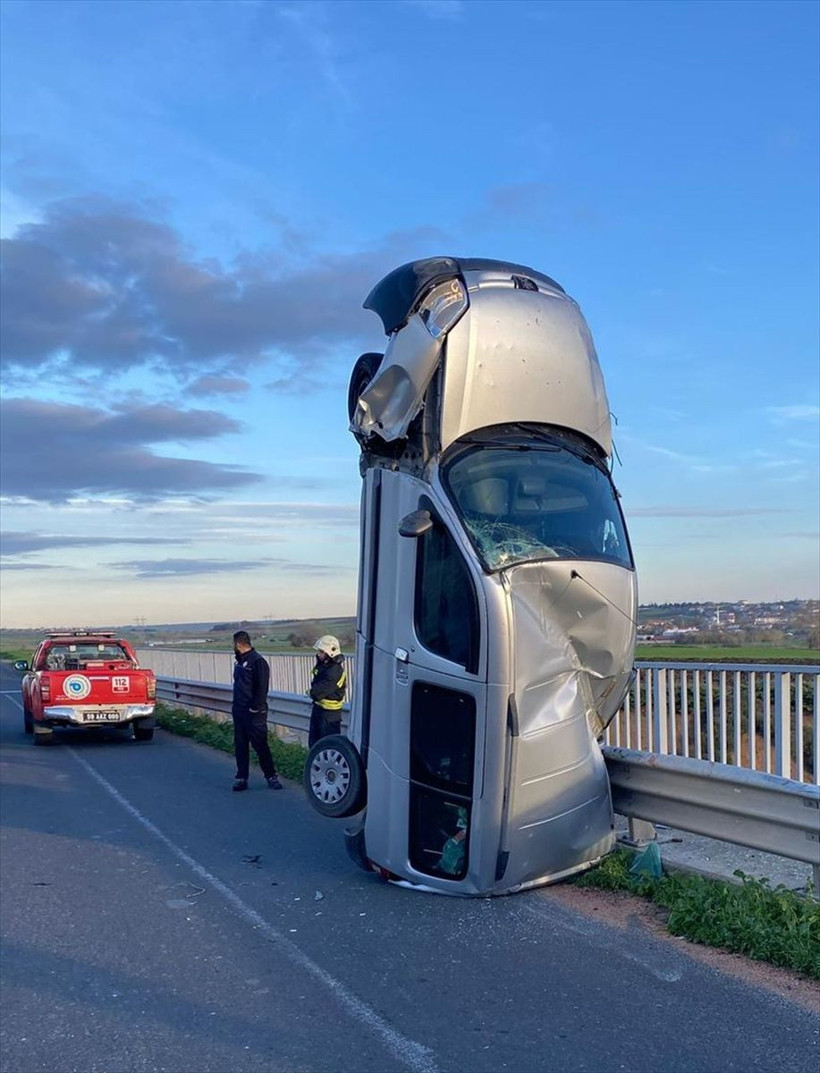 İlginç kaza! Bariyere çarpan araç dik durdu - Resim: 3