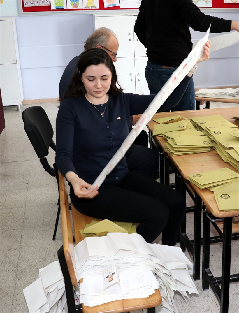Türkiye seçimini yaptı oylar sayılıyor! Sandıklar tek tek açıldı yurttan görüntülere bakın... - Resim: 3