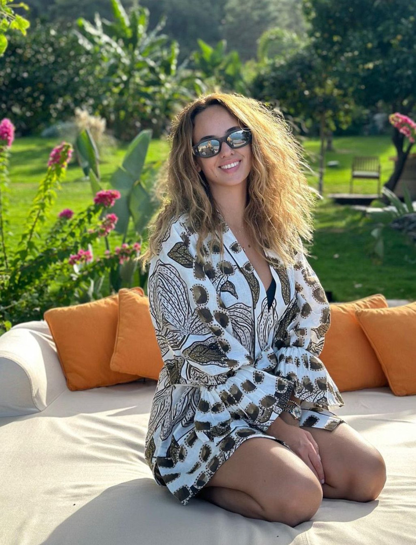 Saçı, makyajı ve derin yırtmacı olay oldu! Zeytin Ağacı galasında Seda Bakan gözleri üzerine çekti - Resim: 1