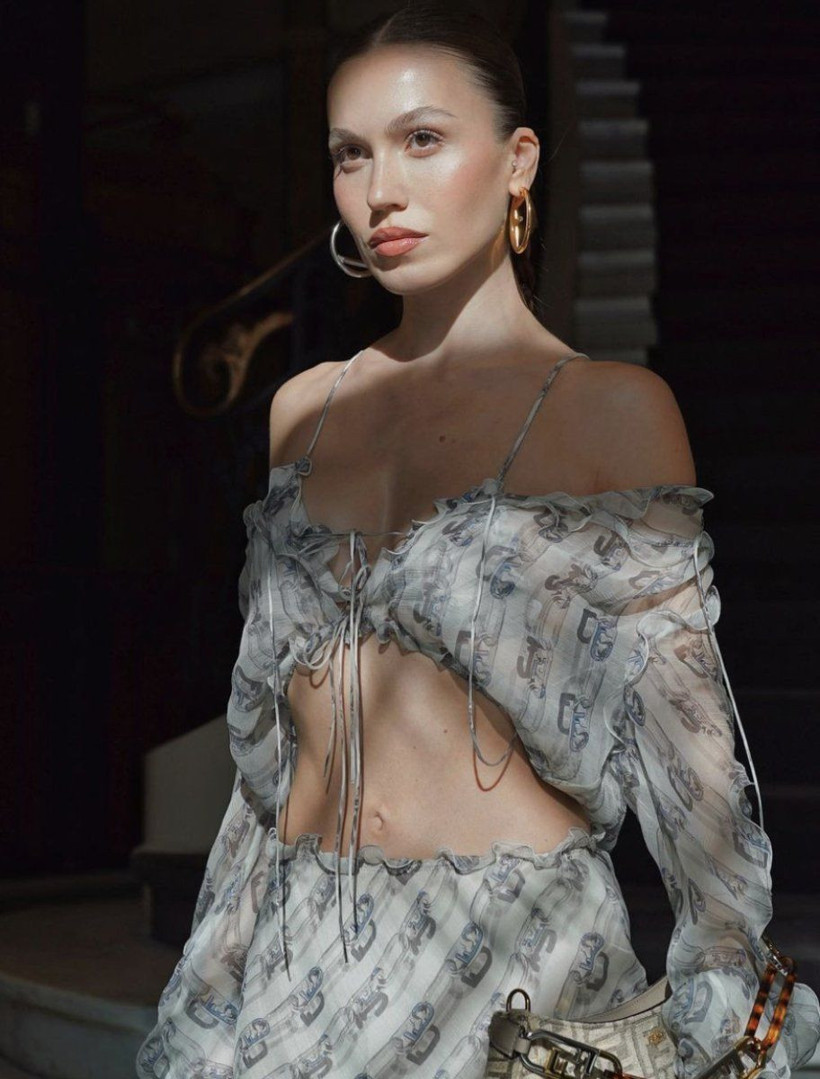 Duygu Özaslan "yanlışlıkla oyun karakteri oldum" dedi! Dekolteli pozu Instagram'ı salladı - Resim: 3