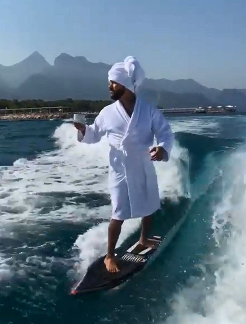 Ünlü şarkıcı Timati Antalya'da bornoz ve kahve ile dalga sörfü yaptı - Resim: 3