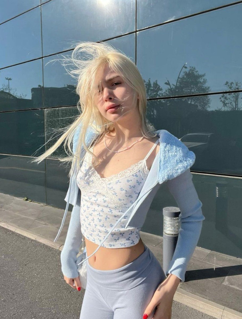 Aleyna Tilki'nin mini eteğiyle zor anları! Ne yapsa başarılı olamadı frikik verdi! - Resim: 1