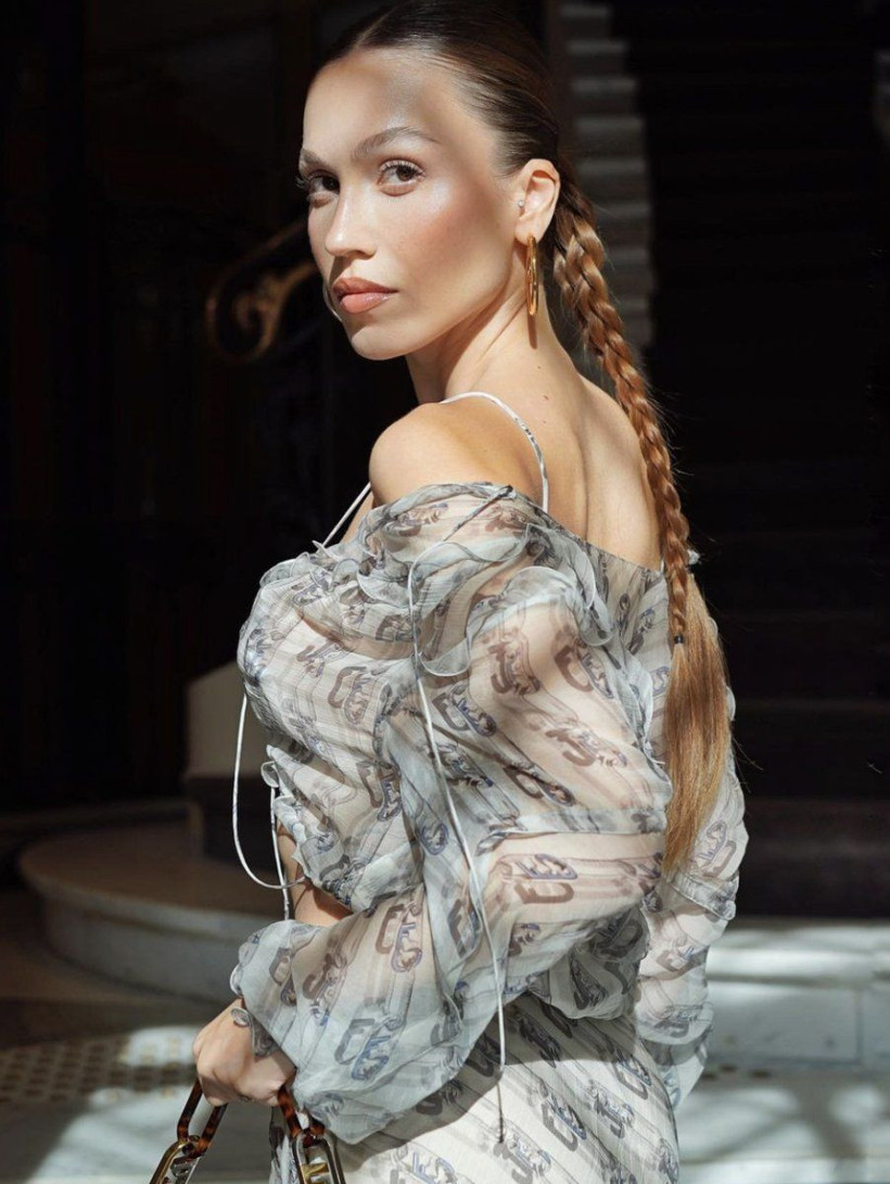 Duygu Özaslan "yanlışlıkla oyun karakteri oldum" dedi! Dekolteli pozu Instagram'ı salladı - Resim: 4