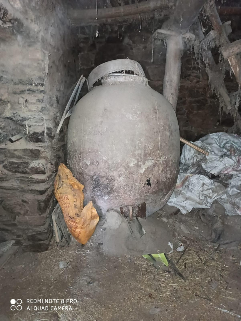 Elazığ'da evin mahzeninde 3 küp bulundu yetkililer apar topar götürdü - Resim: 2