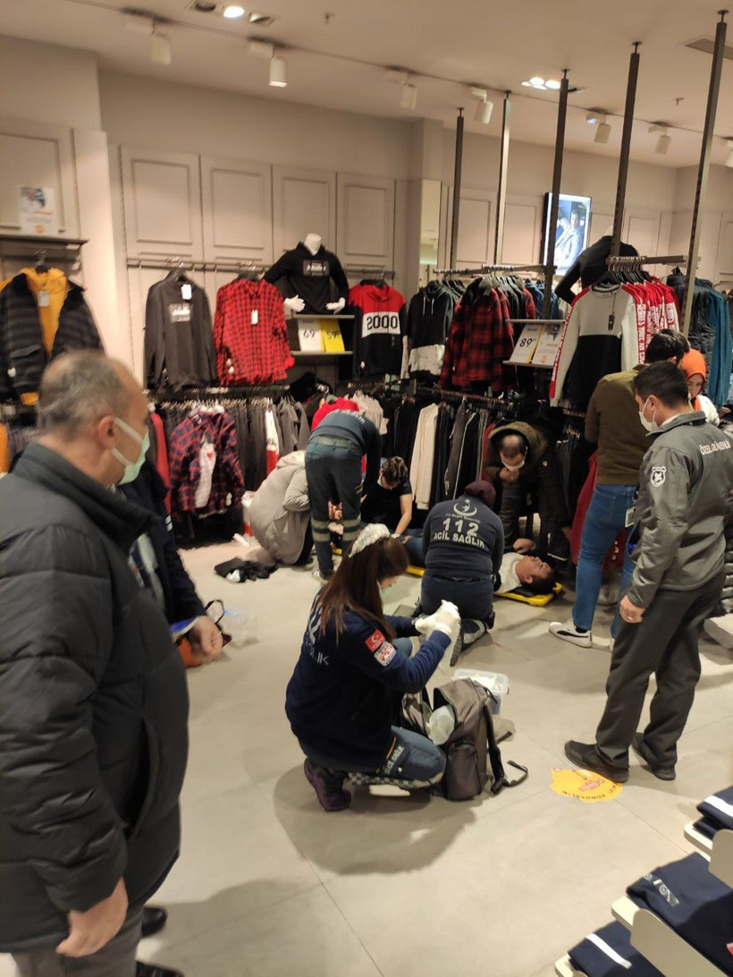 Afyon'da AVM'de korku dolu dakikalar! Çantadaki silah patladı bir kişi yaralandı - Resim: 1