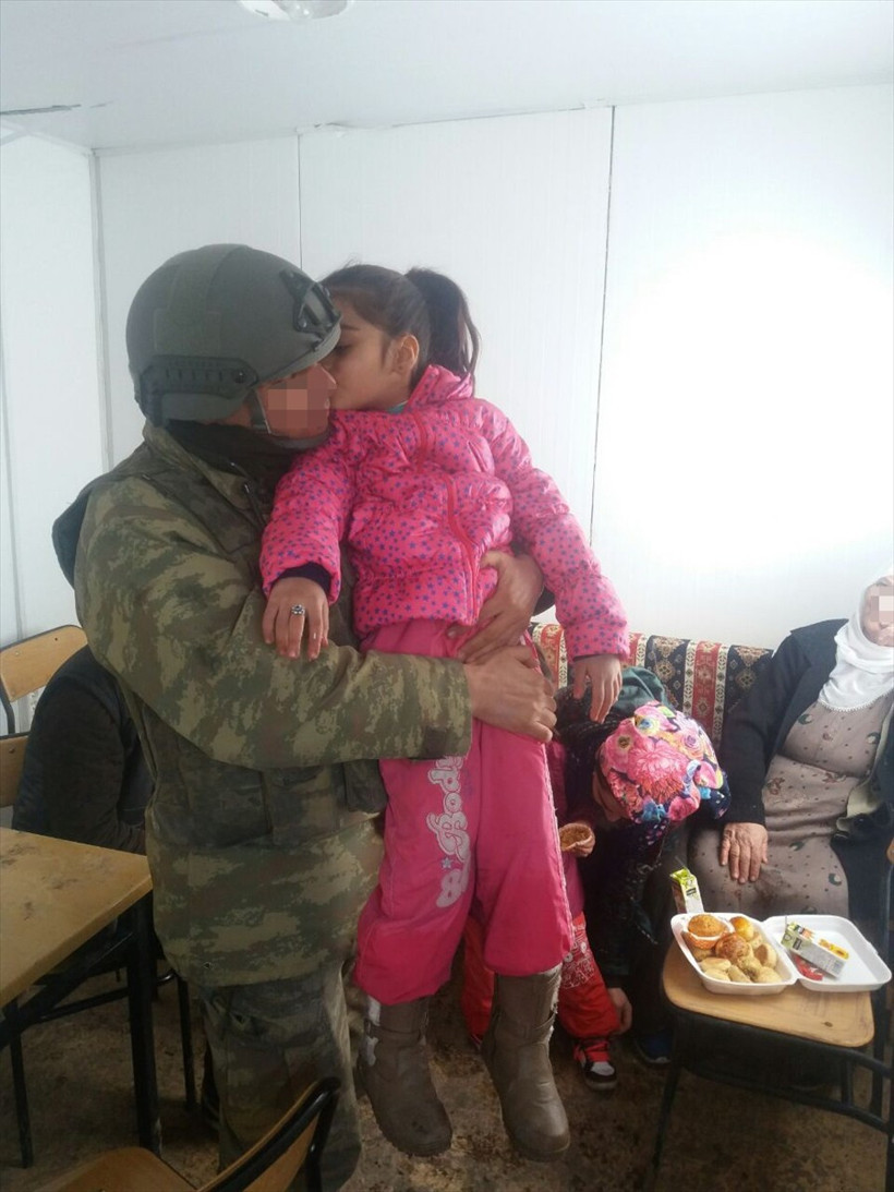 Diyarbakırlı teyze askeri karşısında görünce... - Resim: 2