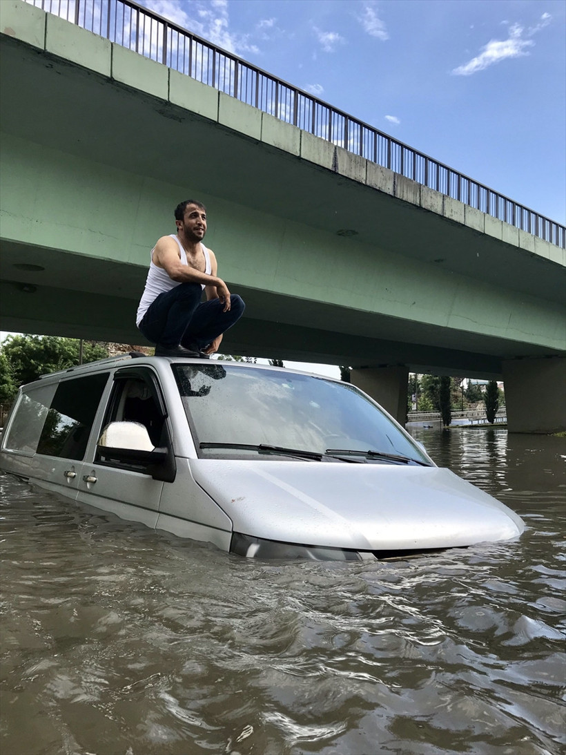 Yağmur İstanbul'u felç etti! Metro durdu araçlar sular altında kaldı - Resim: 1