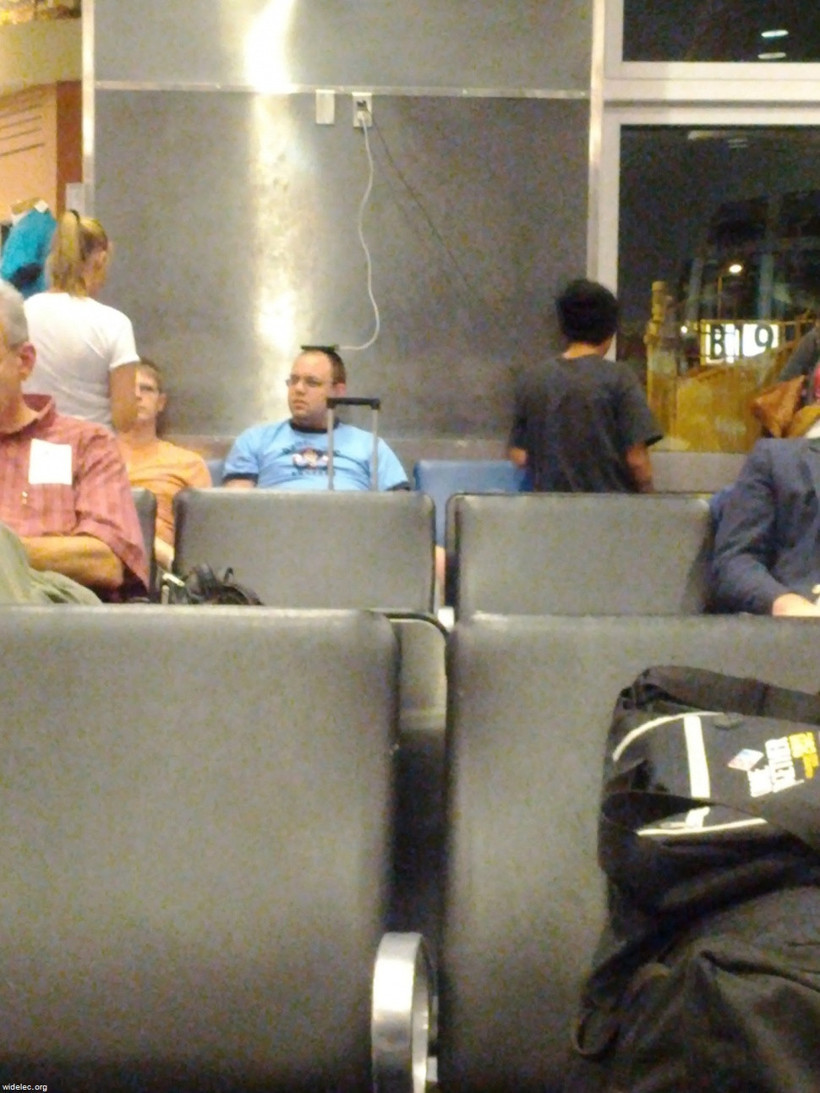 Playboy çantasıyla yakalanan çarşaflı kadınlar - Resim: 2