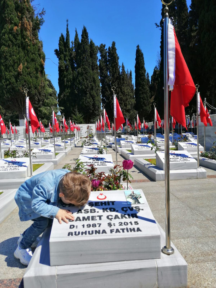 Minik İsmail'den duygulandıran şehitlik ziyareti - Resim: 2