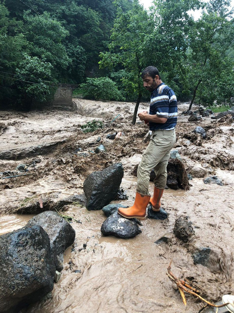 Trabzon’daki taşkında sulara kapılan 2 kişiden 1'i ölü bulundu - Resim: 4