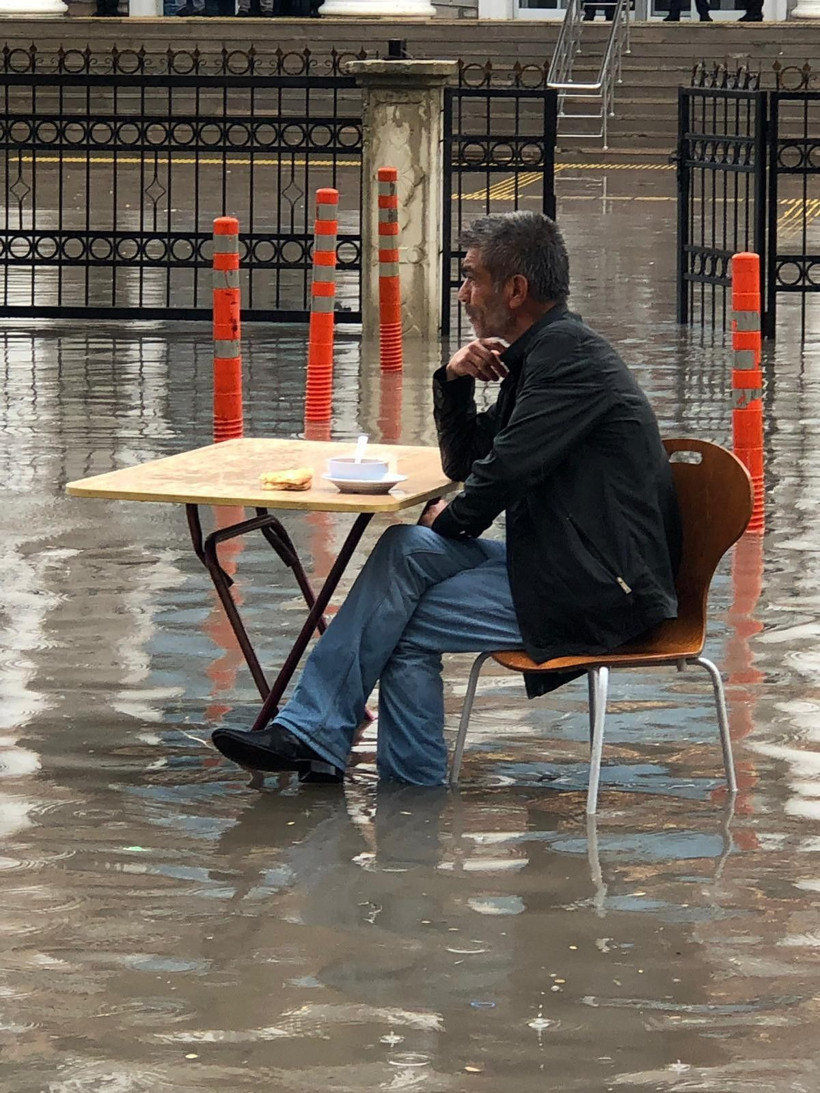 Yozgat'ta göle dönen yola masa çekip çorba içti ilginç görüntüler - Resim: 3