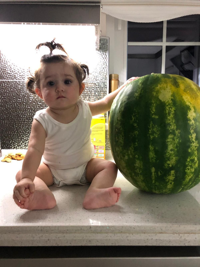 Aydın'da bir baba 7 aylık bebeğini karpuzda serinletti - Resim: 1