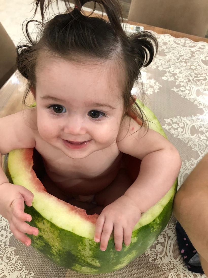 Aydın'da bir baba 7 aylık bebeğini karpuzda serinletti - Resim: 3