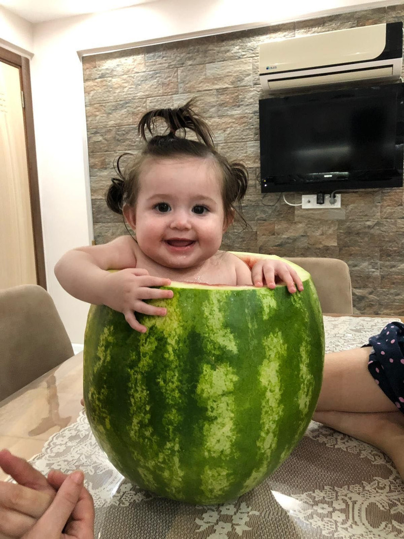 Aydın'da bir baba 7 aylık bebeğini karpuzda serinletti - Resim: 2
