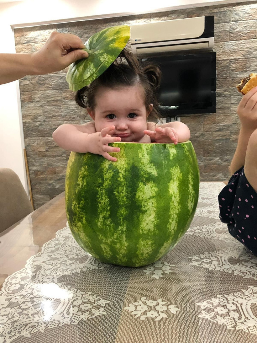 Aydın'da bir baba 7 aylık bebeğini karpuzda serinletti - Resim: 4