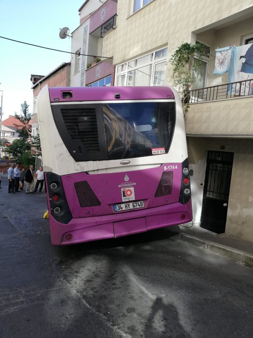 İstanbul'da freni boşalan halk otobüsü dükkana daldı - Resim: 2
