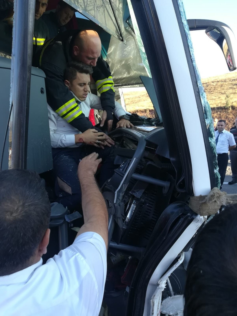 Erzurum'da korkunç trafik kazası! Tır ile otobüs çarpıştı 4'ü ağır 17 yaralı - Resim: 2