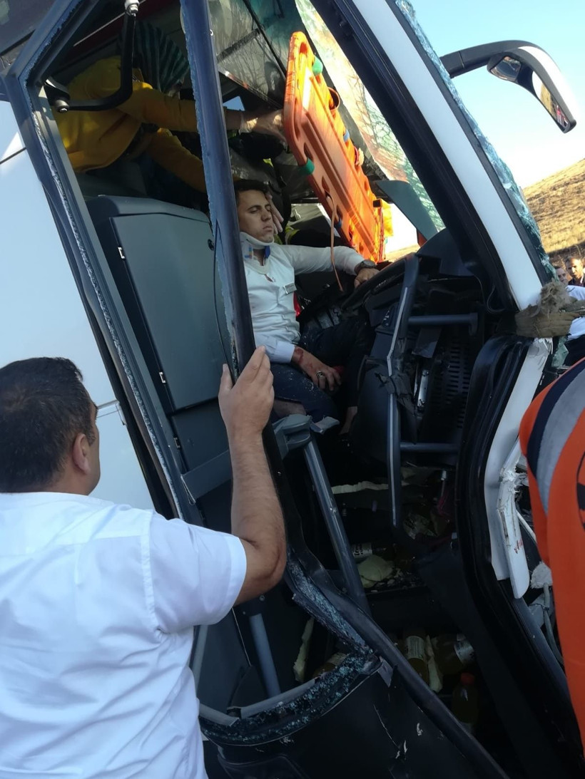 Erzurum'da korkunç trafik kazası! Tır ile otobüs çarpıştı 4'ü ağır 17 yaralı - Resim: 4