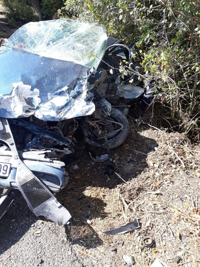 Manisa'da süt tankeri otomobil ile çarpıştı: 1 ölü 5 yaralı - Resim: 1