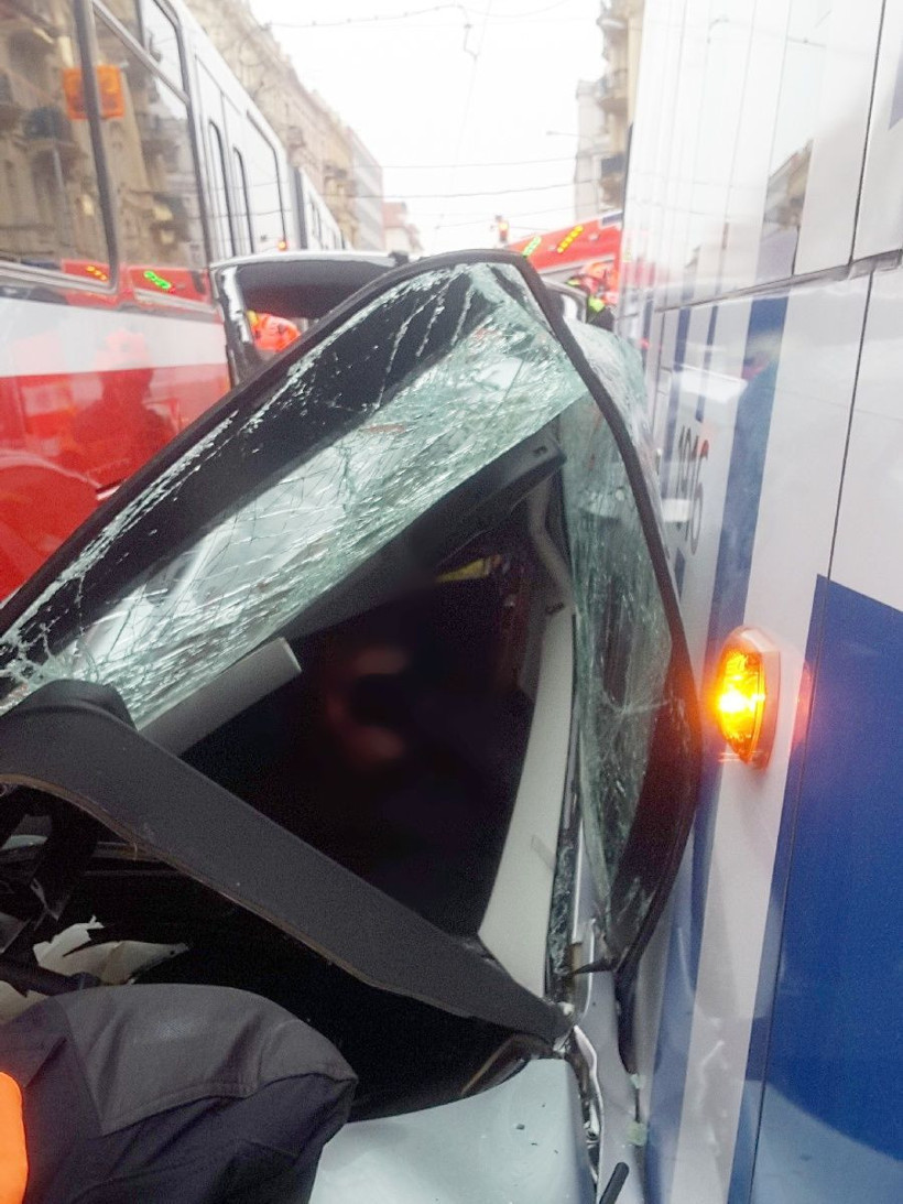 Tramvayların arasında sıkışan sürücünün mucize kurtuluşu - Resim: 3