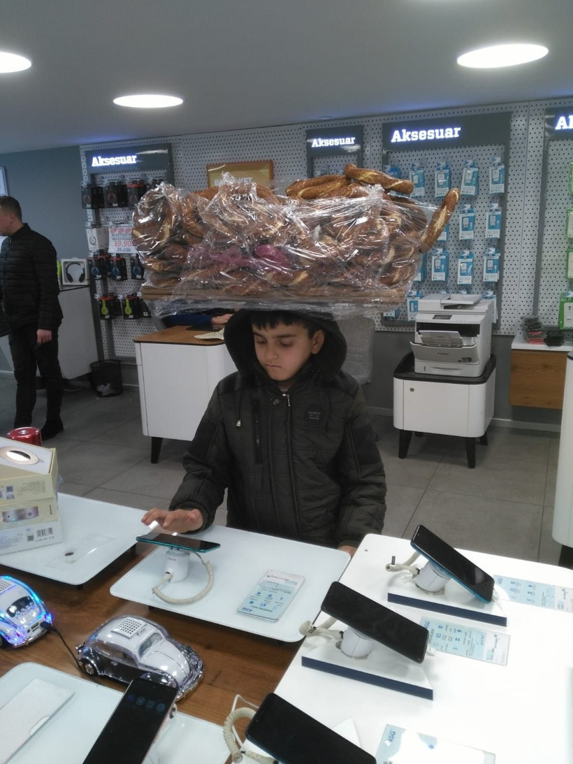 Simit tablasıyla bayiye girip telefonla oynayan çocuk sosyal medyada olay oldu - Resim: 1