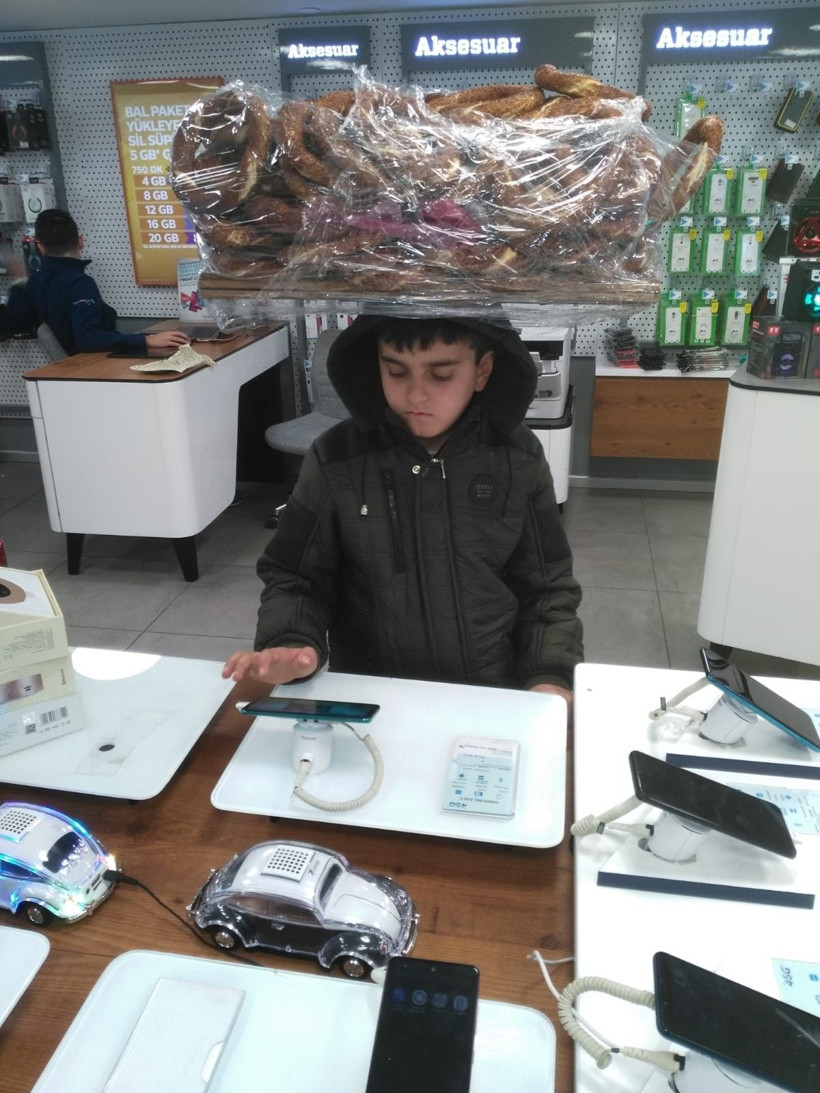 Simit tablasıyla bayiye girip telefonla oynayan çocuk sosyal medyada olay oldu - Resim: 4