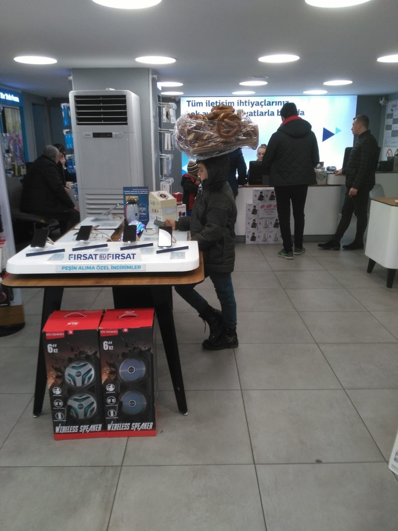 Simit tablasıyla bayiye girip telefonla oynayan çocuk sosyal medyada olay oldu - Resim: 3