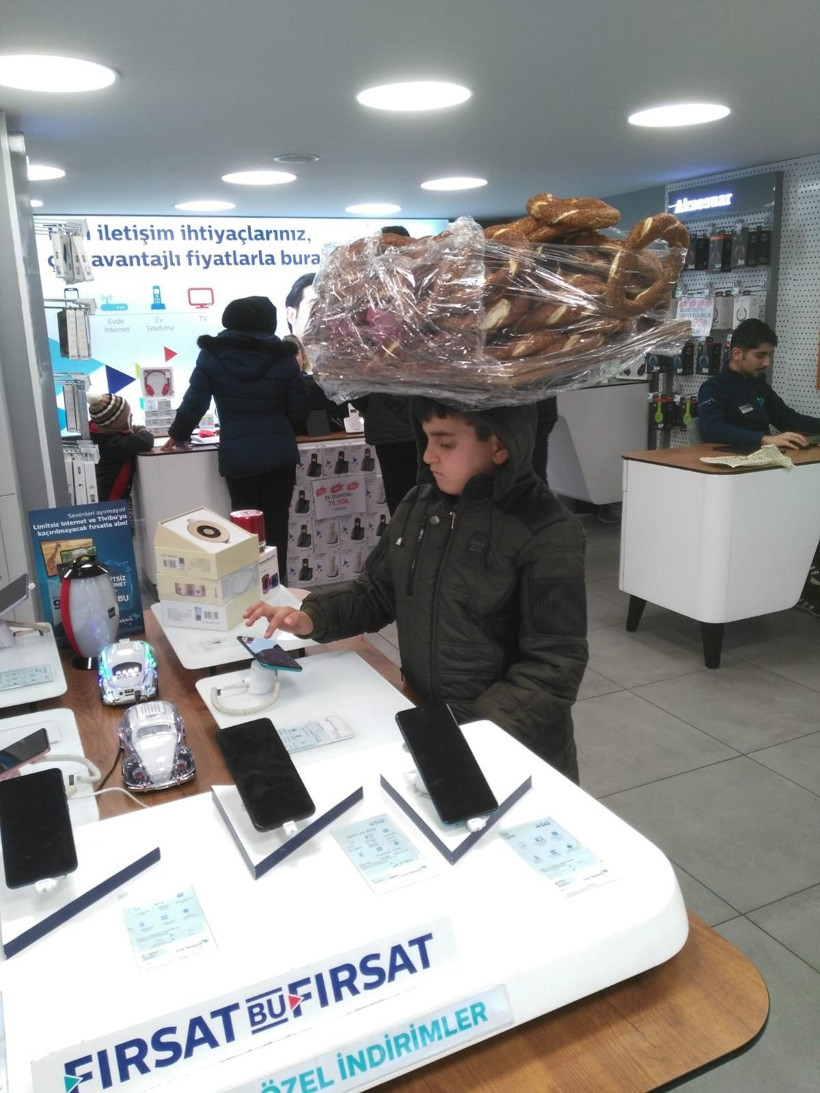Simit tablasıyla bayiye girip telefonla oynayan çocuk sosyal medyada olay oldu - Resim: 2