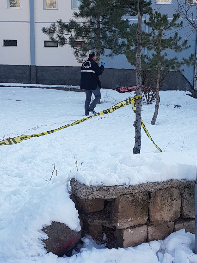 Balkondan atlayan kocasını son anda yakaladı şok görüntüler kamerada - Resim: 1
