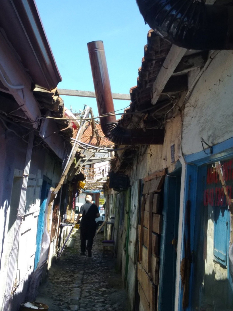 Çorum'da dünyanın en dar sokağında sosyal mesafe kuralı ilginç görüntüler - Resim: 4