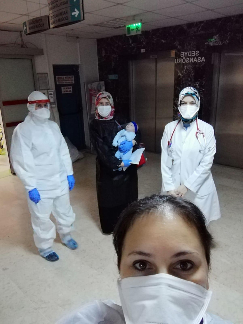 Koronayı yenen 17 günlük bebek ile anne ve babası alkışlarla taburcu edildi - Resim: 3