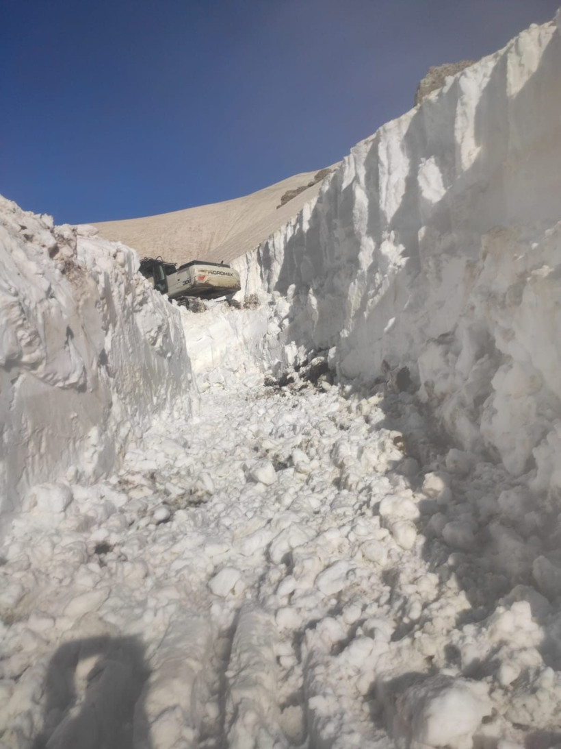 Şırnak'ta 36 derecede 5 metreyi bulan yolda açma çalışma sürüyor - Resim: 1