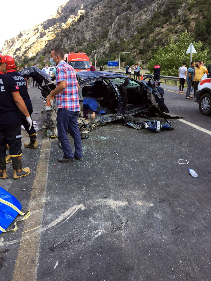 Adana'da otomobil ile midibüs çarpıştı 4 ölü 2 yaralı - Resim: 1