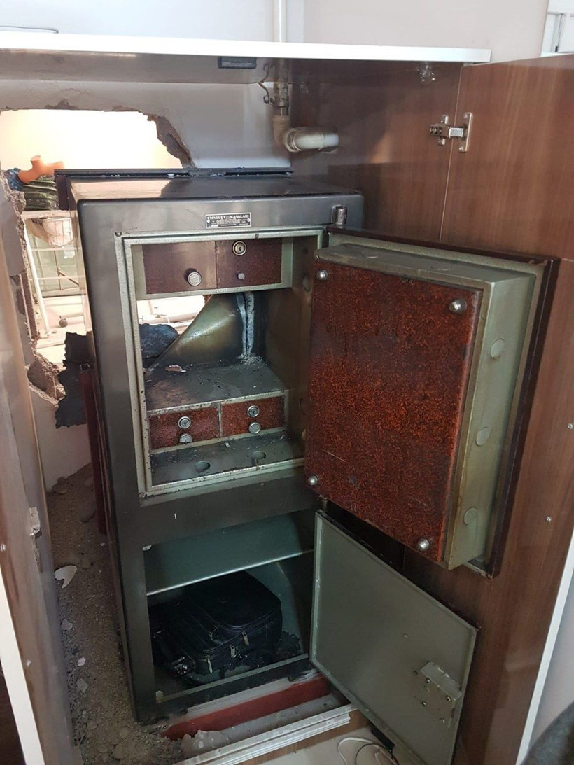 Duvarı görünce gözlerine inanamadı! 3 kişi maskeyle gelmiş - Resim: 1