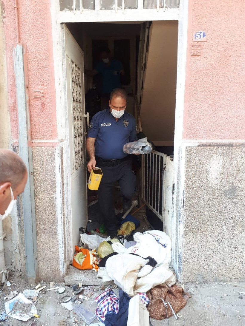 Komşuları kötü kokudan rahatsız oldu çöp evden çıkanlar ekipleri şaşkına çevirdi - Resim: 4