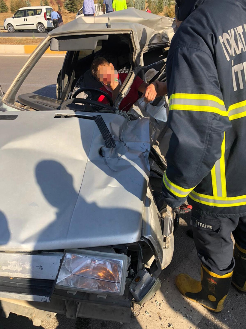 Tokat'ta traktöre arkadan çarpan otomobildeki baba ile oğlunu ölüm ayırdı - Resim: 4