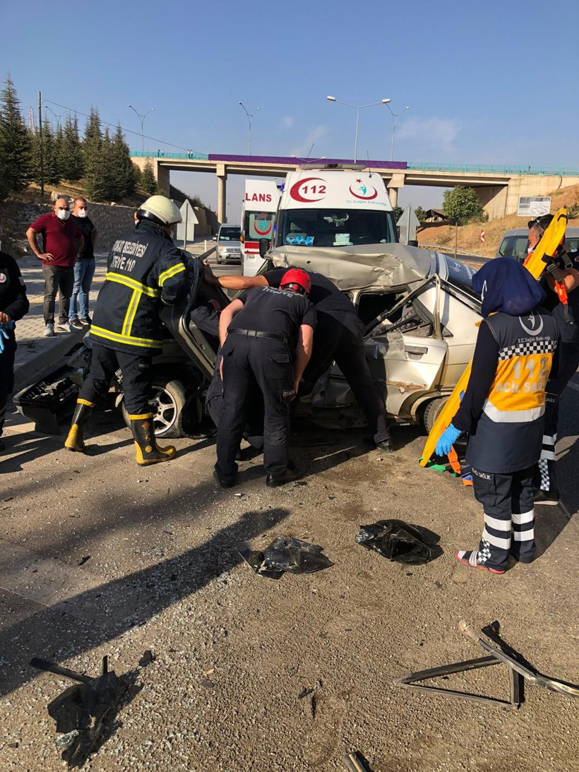 Tokat'ta traktöre arkadan çarpan otomobildeki baba ile oğlunu ölüm ayırdı - Resim: 2