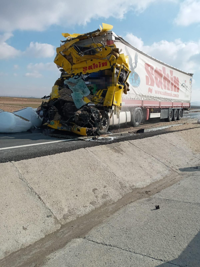 Konya'da TIR'ların çarpıştığı kazada sürücü kabini parçalara ayrıldı 1 kişi öldü - Resim: 2