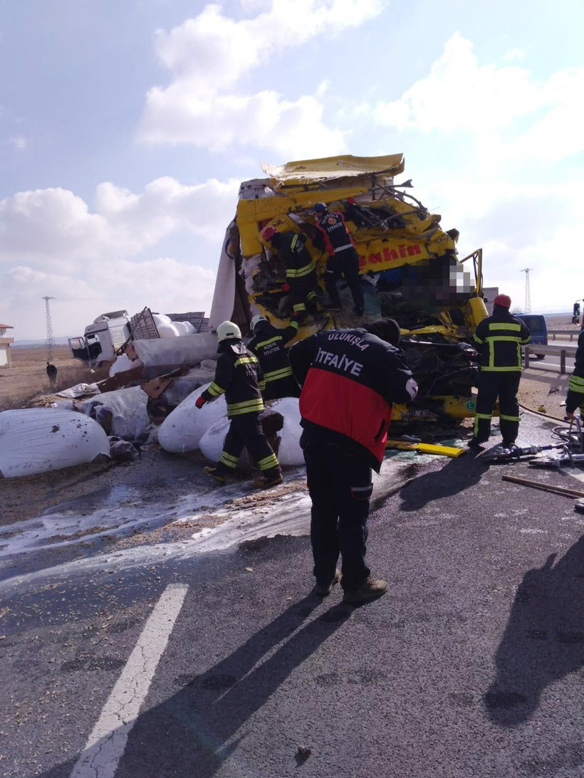 Konya'da TIR'ların çarpıştığı kazada sürücü kabini parçalara ayrıldı 1 kişi öldü - Resim: 3