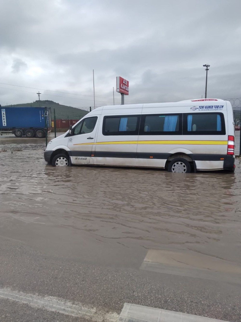 Bursa ve Samsun'u sel götürdü! Yaz sağanağı fena geldi: Araçlar sular altında kaldı yollar çöktü - Resim: 1